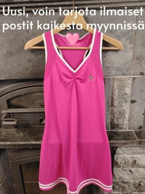 Rosa sportklänning från Björn Borg💞 Som ny!  - Snygg rosa sportklänning från Björn Borg med vita detaljer och dubbla ränder längst ner. Ärmlös modell med V-ringning och liten rosett framtill😍 Perfekt för tennis eller andra sportaktiviteter. Materialet är lätt och andas bra💓 