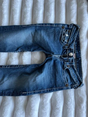 Lågmidjade true religion jeans!!😍😍 - Säljer dessa skit snygga jeans från true religion😍 De är lågmidjade och har broderade bakfickor. Inga defekter.💕De är i storlek 26.                                                         Skriv gärna till mig vid frågor eller fler bilder💞💞(pris kan diskuteras)