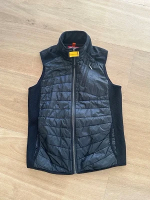 Parajumpers väst - Parajumper dun väst. Mycket bra skicka. Size Y/M, passar från ca 160-175 cm.