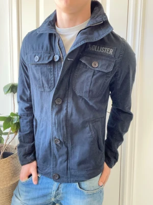 Hollister fieldjacket  - Hollister fieldjacket - inte fodrad. Inga defekter! Modellen i bilderna är 180 cm 75 kg och bär Storlek S , Kom med frågor! 🌟 (Kan gå ned i pris vid köp av paket 😉) 