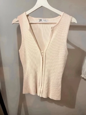 Populär ribbad topp Zara - Säljer nu den här trendiga toppen ifrån Zara då den inte kommer till användning så mycket som jag hade hoppats på! Den är storlek L men passar M även en större S! Jättefin till fest eller middagar, kan även sänka priset vid snabb affär💘💘