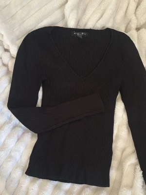 Tröja  - Ribbad tröja från new Yorker från deras AMISU kollektion. Den är strechig och jätte skön på med en V-ringning 🤍