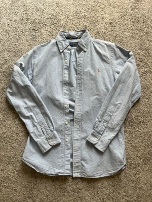 Ralph lauren skjorta - Ralph lauren skjorta i mycket bra skick, inte strykt så ser mycket bättre ut när den är det! 