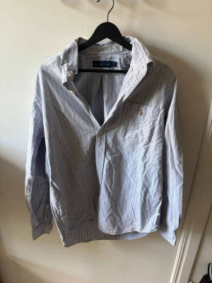 Polo Ralph Lauren Skjorta  - Skön polo Ralph lauren skjorta i bästa skick. Nypris 1700 kr från polos hemsida mitt pris 550. Pris kan diskuteras vid snabb affär