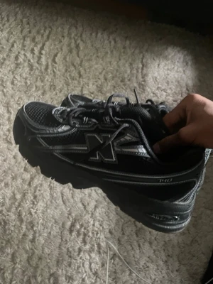  New Balance 740  - Snygga svarta New Balance 740 sneakers med silvriga detaljer och meshpaneler för extra ventilation. Fick dessa i studentpresent men dom är för små för mig. Använda 1 gång. Kan även mötas upp i sthlm. Kartong finns även.