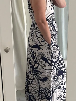 Ted Baker klänning/byxdress - Fantastiskt fin klänning/byxdress från Ted Baker i London. Endast använd en gång (bilden). Jag har storlek 38/M och är 172 cm, men någon i stl 40 eller 42 kan också ha den, expanderbar, se sosta bilden.