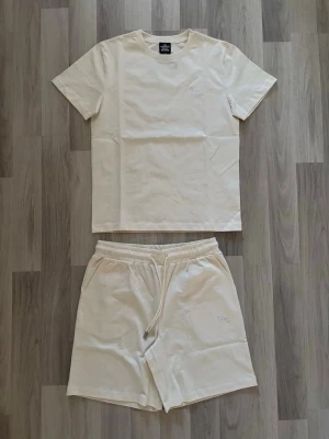Timios tracksuit  - Snygg beige tracksuit från timios Perfekt för en clean och stilren look på sommaren. Finns i storlek S, M och L