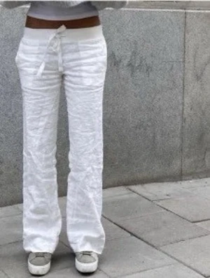 Alobha label linnebyxor - Säljer ett par lågmidjade linne byxor, AS SNYGGA😍storlek S men är uppsydda, men de går att sprätta upp!🌸🤗