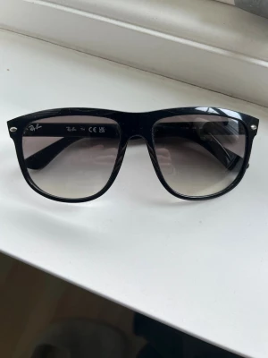 Ray-Ban Boyfriend solglasögon  - Säljer ett par sköna rb4147 brillor! | Fint skick, förekommer några mindre repor men inget som påverkar användning eller syns vid användning! | Storlek 60:15. | Utan fodral. | Ställ gärna frågor innan du köper!