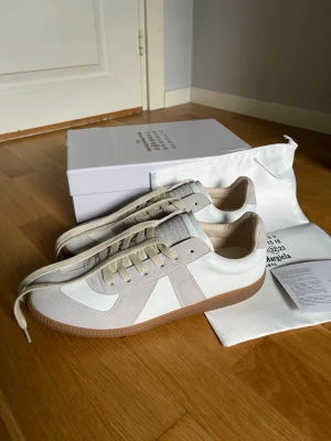 Maison Margiela gats - Mycket snygga maison margiela gats. Storlek 43. Vit färg. Aldrig använda. Skickar inom 48 timmar.
