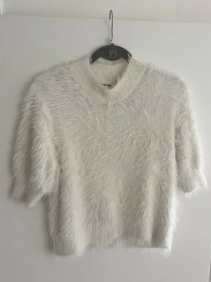 Vit fluffig stickad tröja Carin Wester - Fluffig vit stickad tröja från Carin Wester. Tröjan har en liten sminkfläck på insidan.
