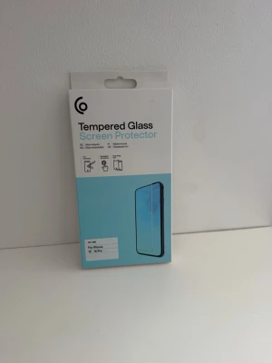 Tempered Glass skärmskydd iPhone 12/12 Pro - Säljer ett genomskinligt skärmskydd i härdat glas från Clas Ohlson, speciellt utformat för iPhone 12/12 Pro. Skyddet är tunt och ger extra tålighet mot repor och stötar. Enkel applicering och håller skärmen fri från fingeravtryck. Helt nytt