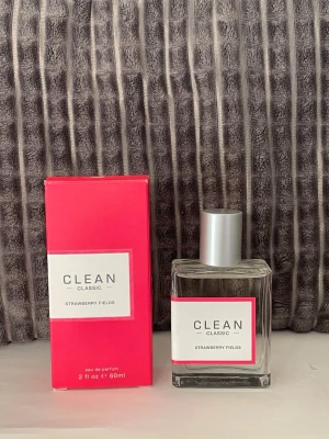 CLEAN Classic Strawberry Fields  - Fräsch parfym från CLEAN Classic i doften Strawberry Fields. 60 ml flaska testad se bilder för all information kring noter, batchkod 