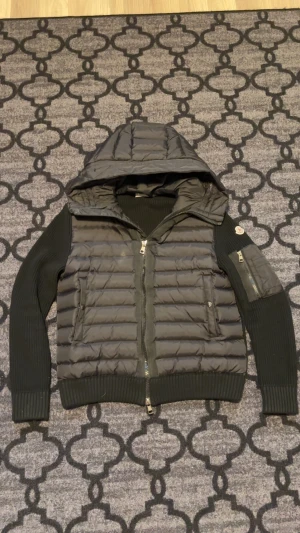 Moncler cardigan  - Tja! Nu är det dax att sälja min moncler cardigan då den tyvärr inte kommer till någon användning:)