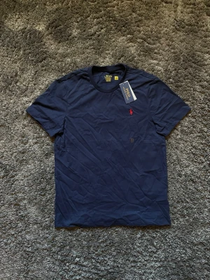 Ralph Lauren T-shirt - Helt ny med prislappar kvar.                                   Storlek M                                                                    100% Bomull                                                   Går att mötas i Stockholm