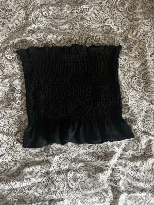 Offshoulder topp - Hej! Säljer denna toppen från Monki då den inte kommer till användning längre. Den är i mycket bra skick och endast använd fåtal gånger. Har klippt av banden på den men detta är inget som syns eller påverkar dess funktion.🥰