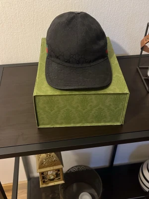 Gucci keps äkta  - Helt äkta Gucci keps med tillbehör. Bra skick som ni kan se på bilderna 
