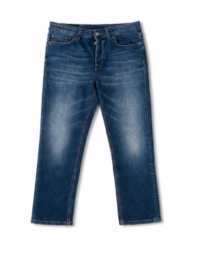 Dondup jeans - Säljer ett par klassiska blå jeans från dondup med rak passform och snyggt slitna detaljer framtill. Jeansen har fem fickor, knappgylf och Dondup-lapp bak i midjan. Tillverkade i slitstark denim som passar perfekt till en avslappnad stil. Priset är inte hugget i sten👏