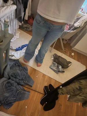 Ljusblå bootcut jeans från 157 - Säljer ett par ljusblå jeans från 157, modell Blaze. Jeansen har bootcut passform och klassisk femficksdesign. Perfekta till en avslappnad och trendig look. Materialet är denim i bomull med snygga sömmar.