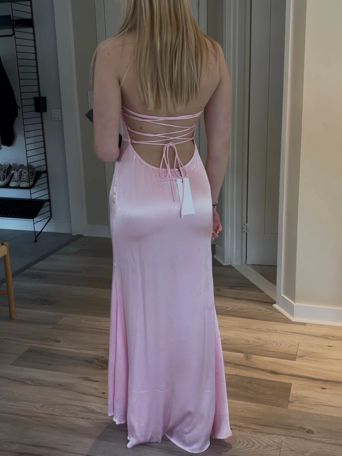Ljusrosa långklänning med snörning - 1