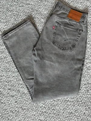 Grå Levi's 501 jeans  - Tjena! Säljer ett par tvär feta 501 från Levis. Perfekt som basplagg till garderoben. Är dock lappade i grenen men märks inte vid användning. Har ni några funderingar är det bara att skriva! Priset är ej skrivet i sten.