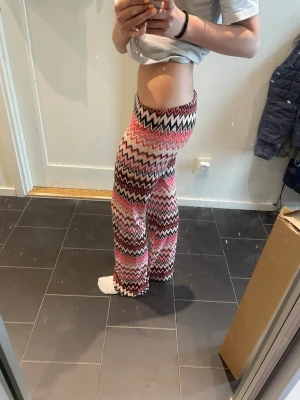 Missoni liknande byxor - Hitta ett par missoni liknande byxor som jag aldrig använt. Inuti står det XXS men jag är 165 cm och den passar perfa, jag har vikt ner de lite så egentligen är de lite längre och lite mer mellan i midjan. Tyget är stretchigt också!