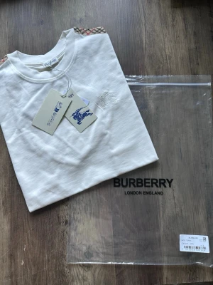 Vit T-shirt  - Väldigt tjock material 