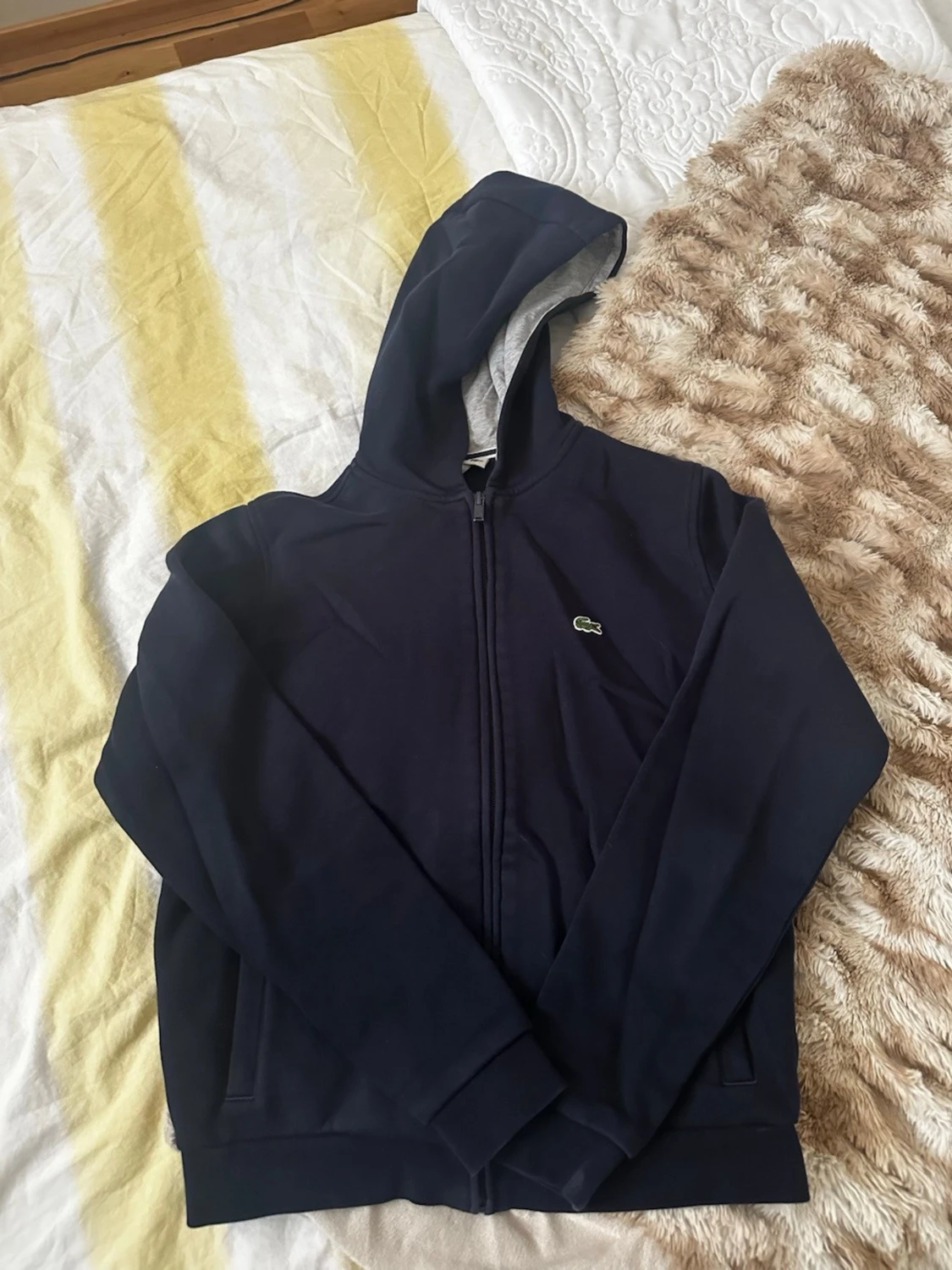Beige zip-hoodie i mjuk velour - 3