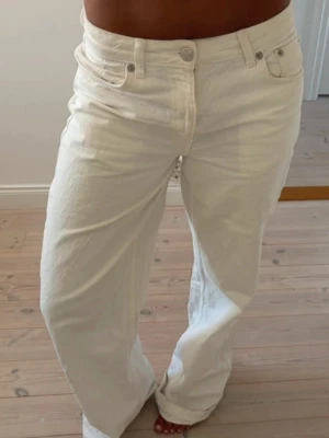 Vita Zara jeans - Jätte fina vita låga populära jeans från Zara, slitna ibak vid hälen annars bra