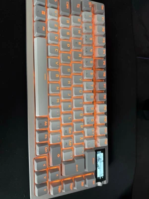 Asus ROG Azoth tangentbord - Ett asus ROG Azoth. Använt sparsamt i 2 månader. Orginallåda samt alla tillbehör medkommer. Kvitto finns!