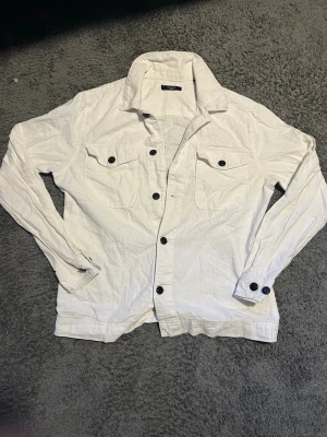 Overshirt vit - Stilren vit overshirt från Jack & Jones som knappt är använd. Säljer för att den helt enkelt inte passar mig. Storlek S.