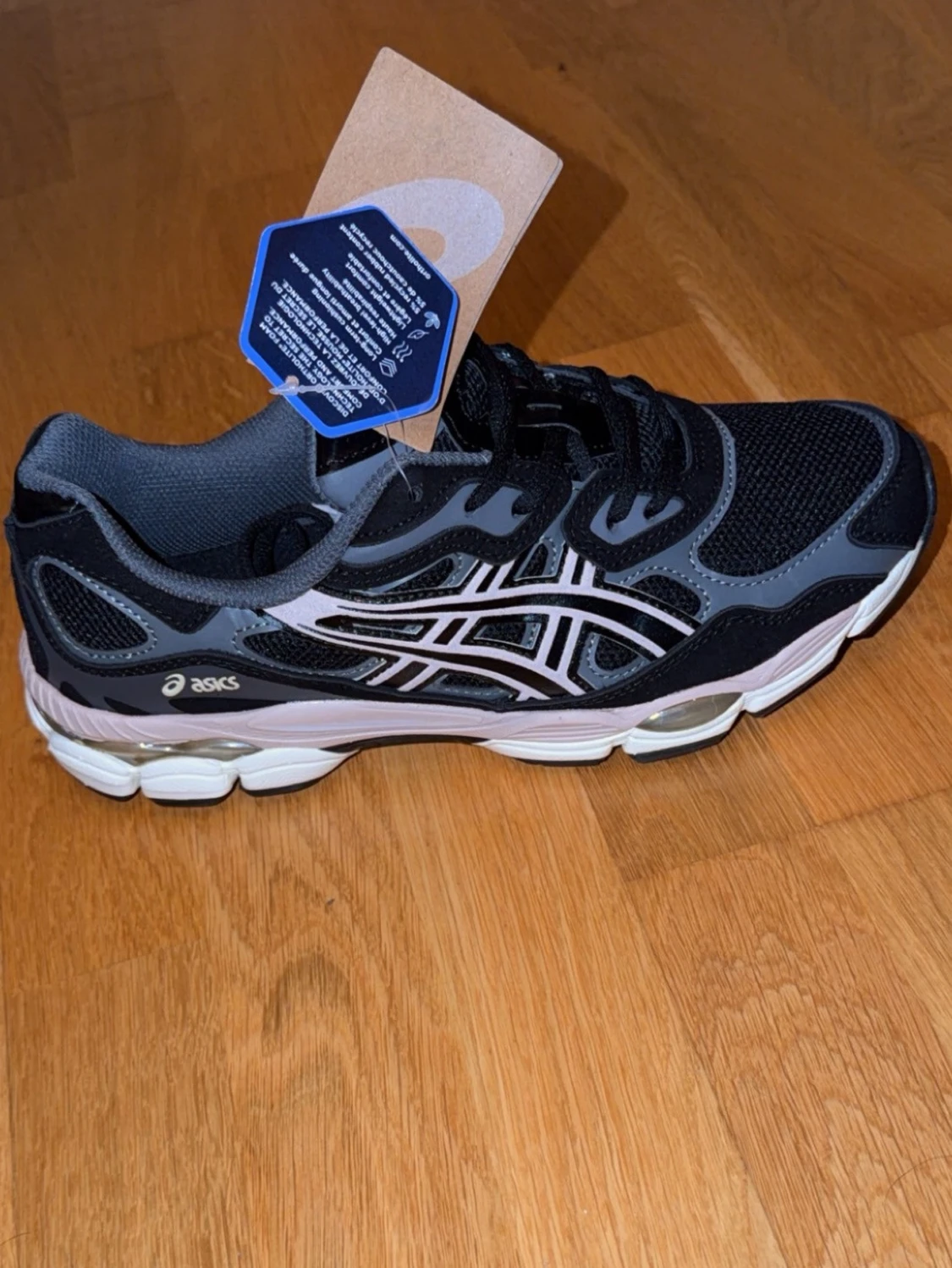 Svarta ASICS sneakers med mesh och detaljer