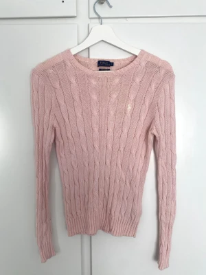 Ralph Lauren tröja - Kabelstickad Polo Ralph Lauren tröja i rosa. 