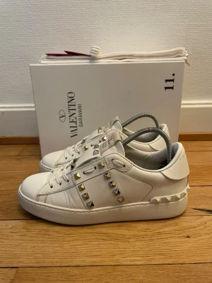 Valentino rockstud sneakers  - Säljer nu dessa fina valentino skor | Storlek 36,5 | Kommer med box,dustbag, extra snören,extra nitar,valentino kort och kvitto | Hör gärna av er vid frågor eller funderingar 