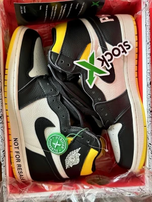JordanAir Jordan 1 Retro OG NRG höga sneakers - Air Jordan 1 Retro OG NRG höga sneakers i skinn från jordan med rund tå och Nikes Swoosh-logotyp. Färg: svart. De här stilarna kommer från en exklusiv marknadsplats för sneakers, som erbjuder några av världens mest eftertraktade skomodeller..