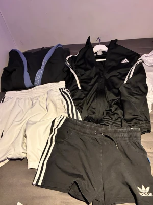 KLÄDPAKET ADIDAS dam+herr/unisex - ALLT SKA BORT!! FLYTTREA!! GARDEROBSRENSNING!!! 4st Adidas-plagg, alla i fint skick, sällan använda. 