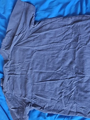 Marinblå Nike T-shirt i bomull - Snygg marinblå T-shirt från Nike i mjuk bomull. Klassisk passform med korta ärmar och rund halsringning. Perfekt basplagg med diskret Nike-logga i nacken. Enkel och stilren design som funkar till allt.
