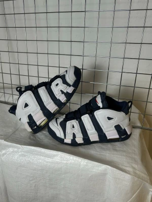 Sneakers Nike Air  - Denna vara kommer att auktioneras ut på på Humana x Plick Live den 8 juni klockan 19:30