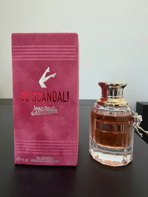So Scandal! parfym Jean Paul Gaultier - Säljer So Scandal! by Jean Paul Gaultier, 30 ml. Det är cirka 25 ml kvar i flaskan. Parfymen är i gott skick och har förvarats korrekt. Observera att korken är lite skadad – plastdelen har lossnat från metalldelen. Detta påverkar dock inte användningen eller flaskans funktion. Se bilder för skick.
