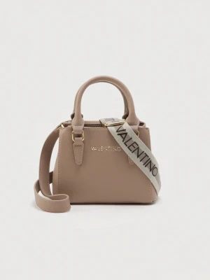 Beige handväska från Valentino - Snygg beige handväska från Valentino med stilren design. Väskan har två handtag, justerbar axelrem med logotyp och guldfärgade detaljer. Tillverkad i slätt konstläder och har dragkedja upptill. Har använt den tre gånger. Nypris: 1445kr