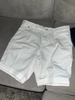 Vita slim fit shorts från Boss - Helt nya!  (Pris kan diskuteras) Produkten är autentisk. Perfekt till sommarn! Skriv gärna om du har några funderingar.