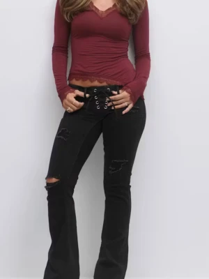 Svarta knyt jeans med slitningar  - Säljer ett par super snygga svarta bootcut jeans med snörning från Gina Tricot. 