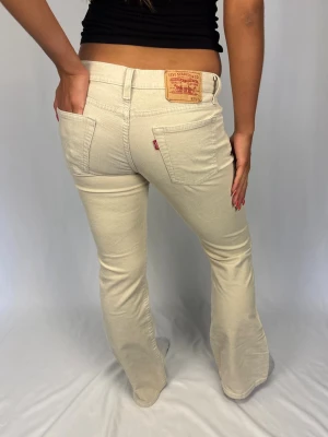 Levi’s Manchester byxor - Beiga Manchester byxor från Levi’s  | Size: 29/32 | Jättefint, inga defekter | Modellen på bilderna är 168cm lång och väger 60kg | Mått: Ytterbenslängd: 99cm. Midjebredd: 39cm. Lårbredd: 26cm. Fotöppning: 24cm. Kontakta mig vid fler frågor eller funderingar!