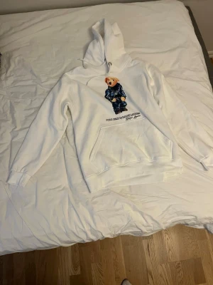 Polo bear hoodie Ralph Lauren - Riktigt snygg polo bear hoodie från Ralph Lauren/ Storlek M( liten I storleken så man är medveten om de/ helt oanvänd