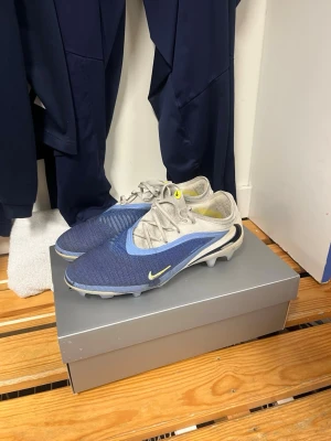 Nike Phantom FG 41 - Använda 2 hela veckor, ca 10-15 gånger i vintras och legat i omklädningsrummet sen dess. Vill få veck de, men kom inte me några skambud! Fler frågor så är det bara o höra av sig! 
