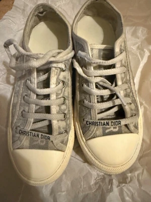 Christian dior skor - Säljer ett par dior sneakers i ett väl använt skick, de är äkta och har original kvitto. Köpte på Vestiaire i detta skicket, aldrig använda av mig. Byter gärna, kom med förslag 