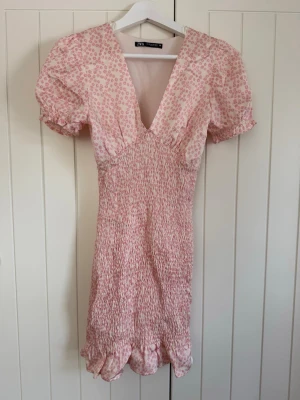 Klänning med smock  - Klänning från Zara 