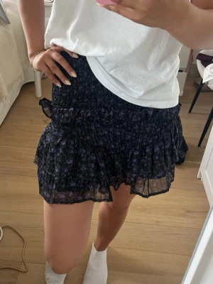 Blommig kjol - Söt svart och lila blommig kjol till sommaren!