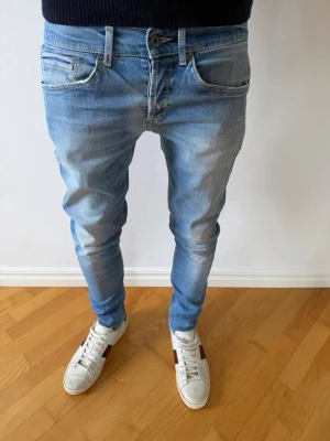 Dondup George jeans - Säljer ett par feta Dondup George jeans i storlek W31. Modellen är ca 175cm. Nypris är ca 3400kr. Skrov vid funderingar!