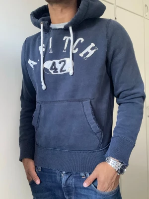 Vintage Hollister Hoodie - Riktigt fet Abercrombie & Fitch Hoodie | Storlek S | Modell 175cm, 69kg | Mycket bra skick |
